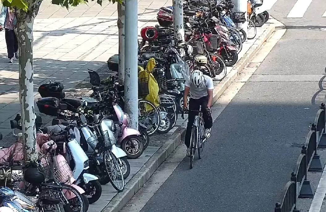 男子潜入地下车库，骑走万元自行车狂飙 17 公里，2 小时后被警方抓获  第4张