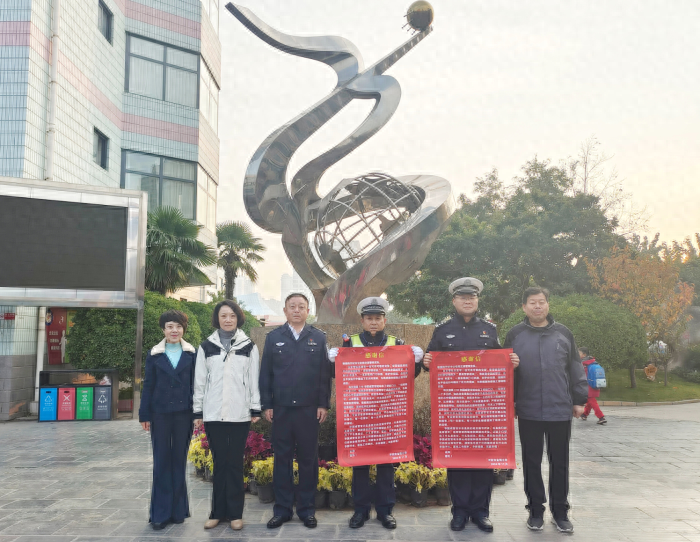 5 年如一日，这位最美警察叔叔守护学生平安上学路  第1张