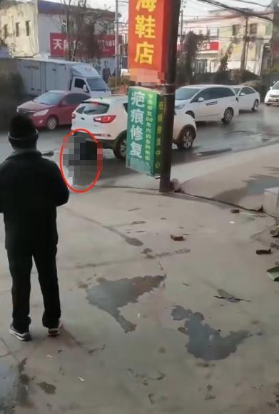 未悬挂牌照的 SUV 竟在众目睽睽下反复碾压倒地人员，这是为何？