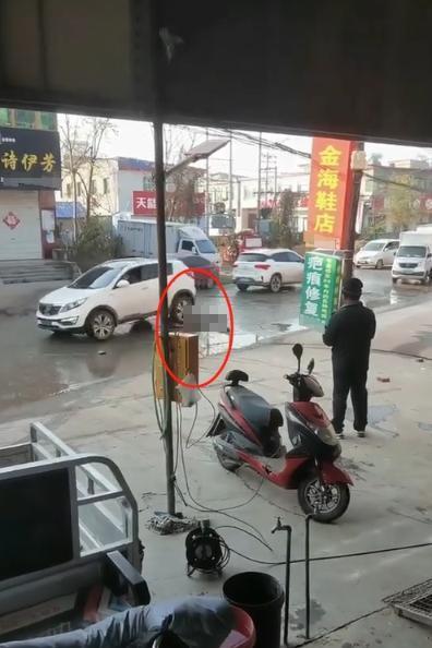 未悬挂牌照的 SUV 竟在众目睽睽下反复碾压倒地人员，这是为何？  第2张