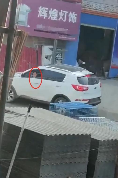 未悬挂牌照的 SUV 竟在众目睽睽下反复碾压倒地人员，这是为何？  第3张