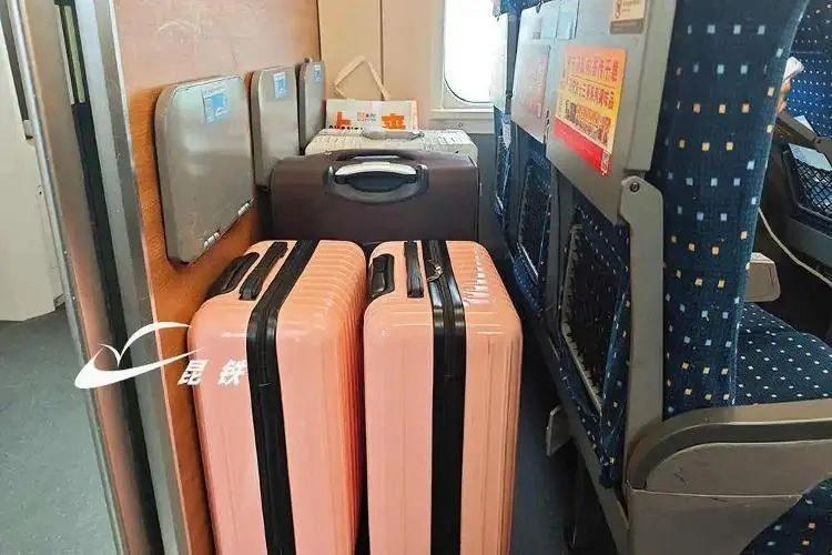 坐九个小时动车，带娃用露营车占行李处，我不能拒绝吗？  第2张