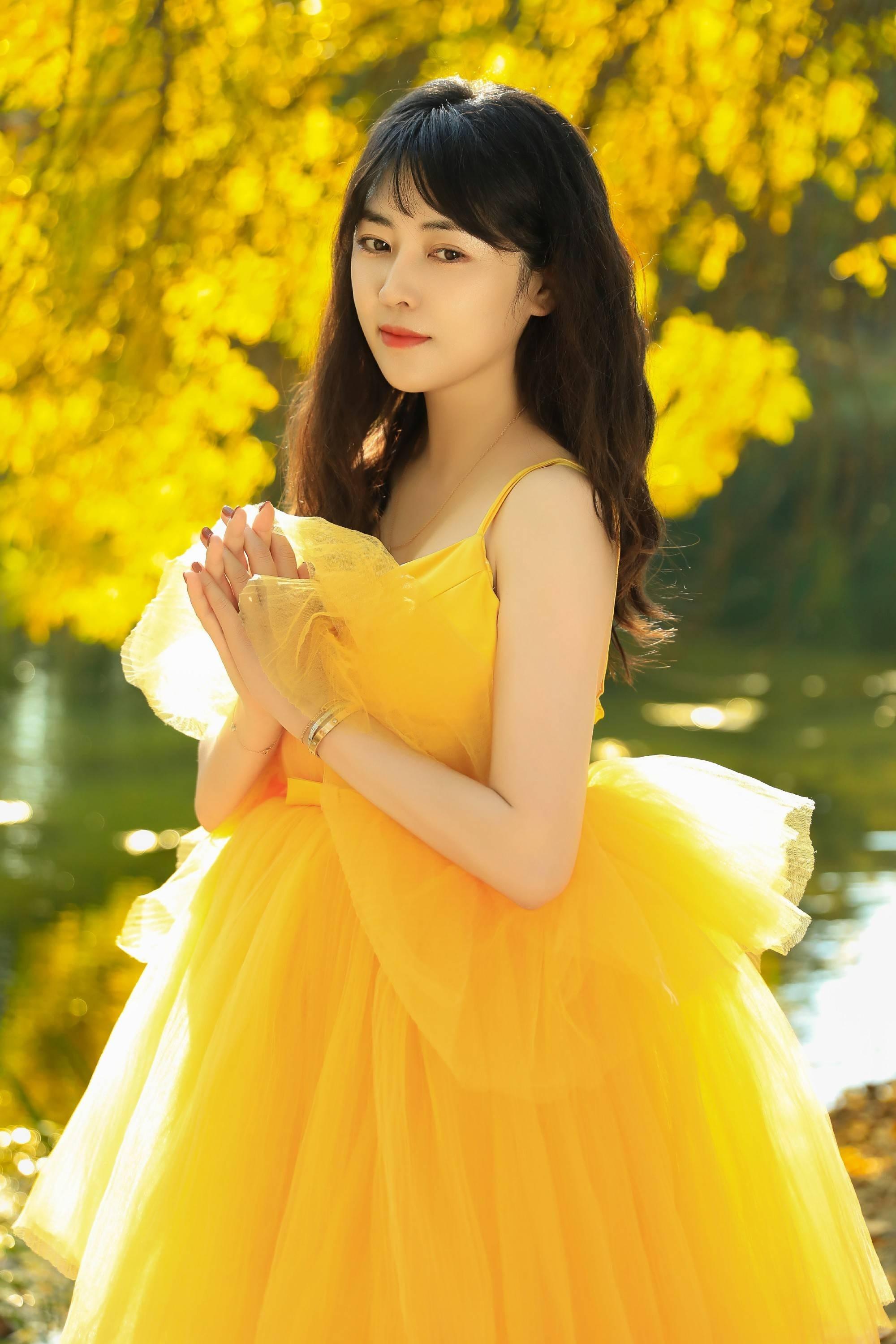 演员黎一萱金秋大片来袭，金色纱裙宛如仙子，氛围感拉满  第4张