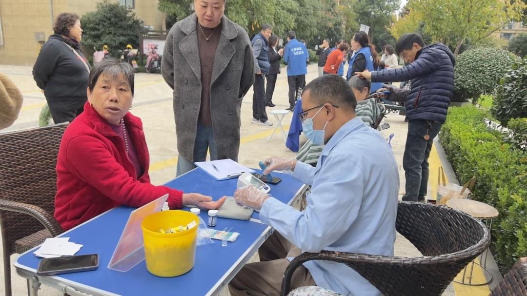 翠苑社区公益服务：健康义诊、免费理发、地毯清洗，你还不来？