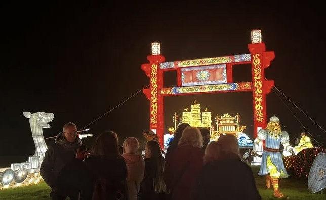 太震撼！19 个主题区域灯组带你穿越时间，自贡彩灯节璀璨亮灯  第4张