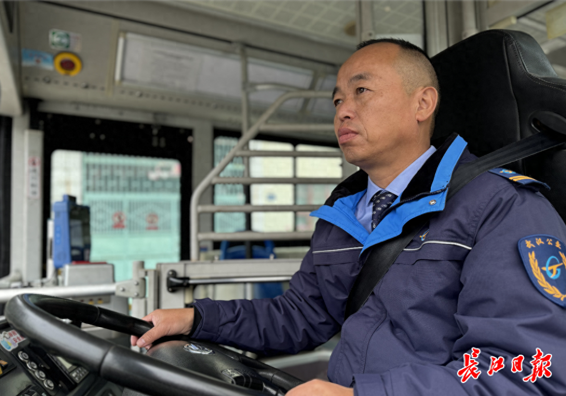 武汉公交 223 路驾驶员付汉平：用耐心和热情服务村民  第1张