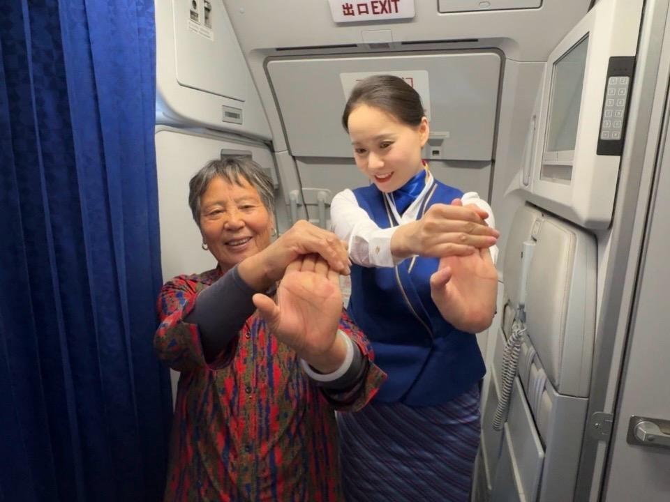 南方航空万米高空开展候鸟无忧主题活动，温暖老年旅客出行路  第3张