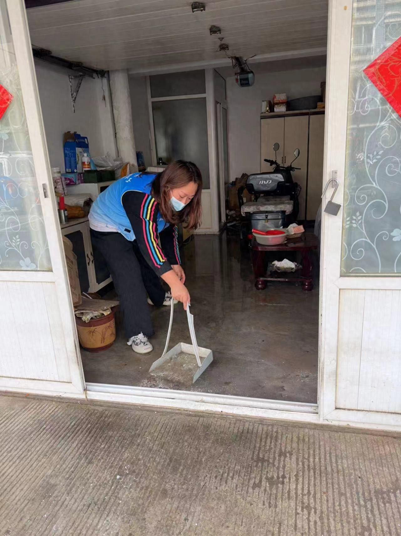 网格漏水危机，网格员蹚水救援！业主真心感谢