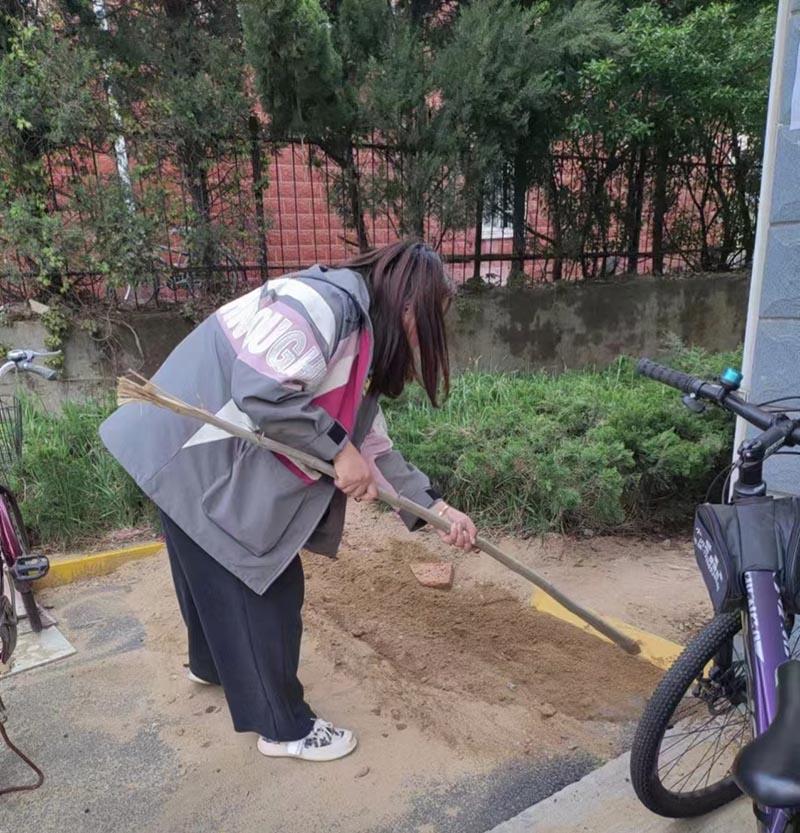 网格漏水危机，网格员蹚水救援！业主真心感谢  第2张