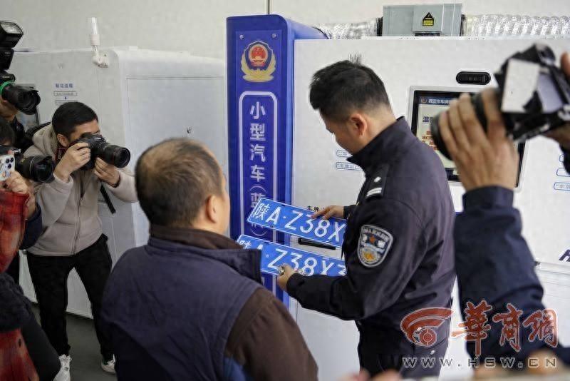 24 小时全自动智能车牌制作机，3 分钟快速出车牌，你敢信？