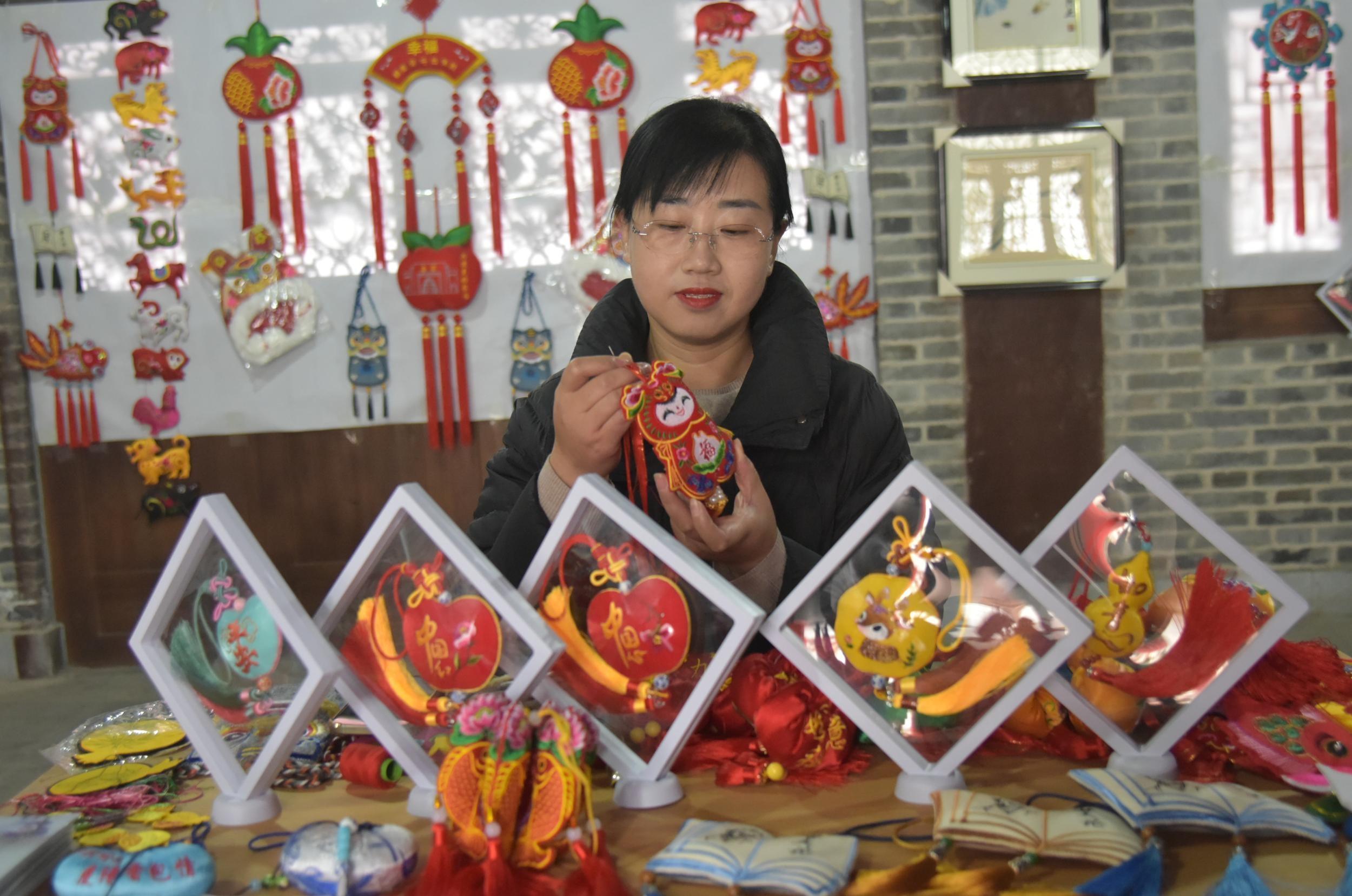 传统剪纸与现代时尚融合，剪云裳剪纸服装秀震撼登场  第6张