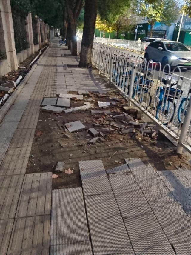 公交站旁路面失修数月无人管，市民摔倒后相关部门迅速行动