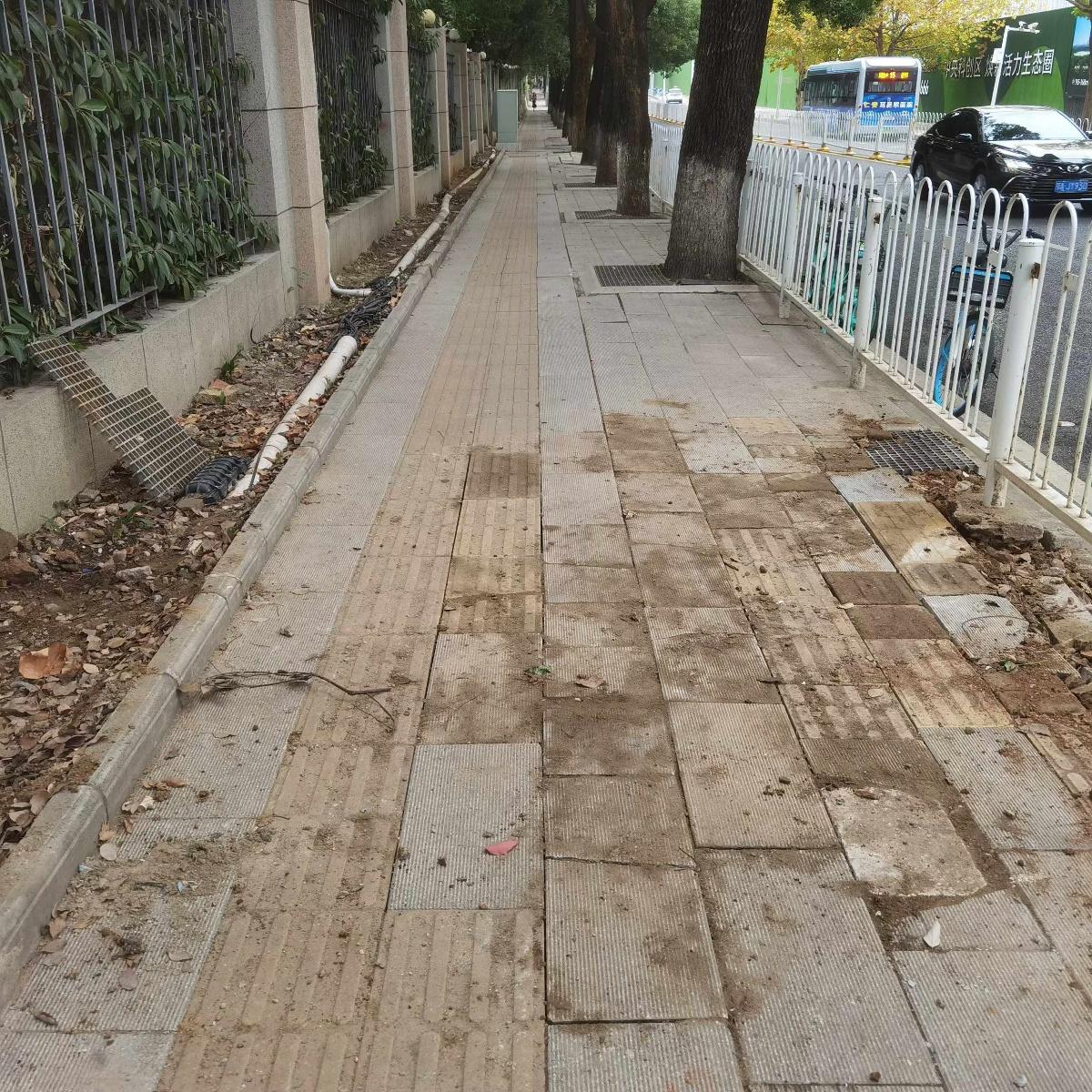 公交站旁路面失修数月无人管，市民摔倒后相关部门迅速行动  第2张