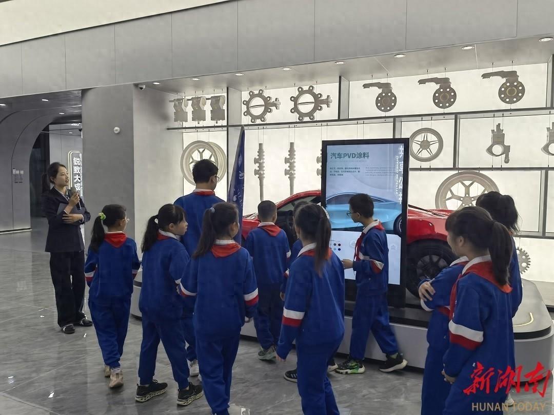 宁乡市南雅蓝月谷学校五年级学生走进经开区，感受先进智造魅力