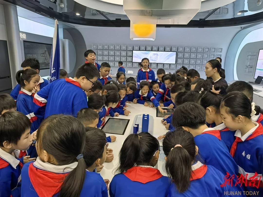 宁乡市南雅蓝月谷学校五年级学生走进经开区，感受先进智造魅力  第2张
