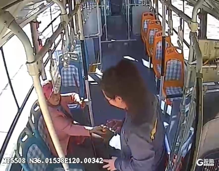 820 路公交司机与老年乘客双向奔赴，背后原因令人动容  第2张