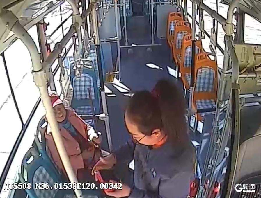 820 路公交司机与老年乘客双向奔赴，背后原因令人动容  第3张