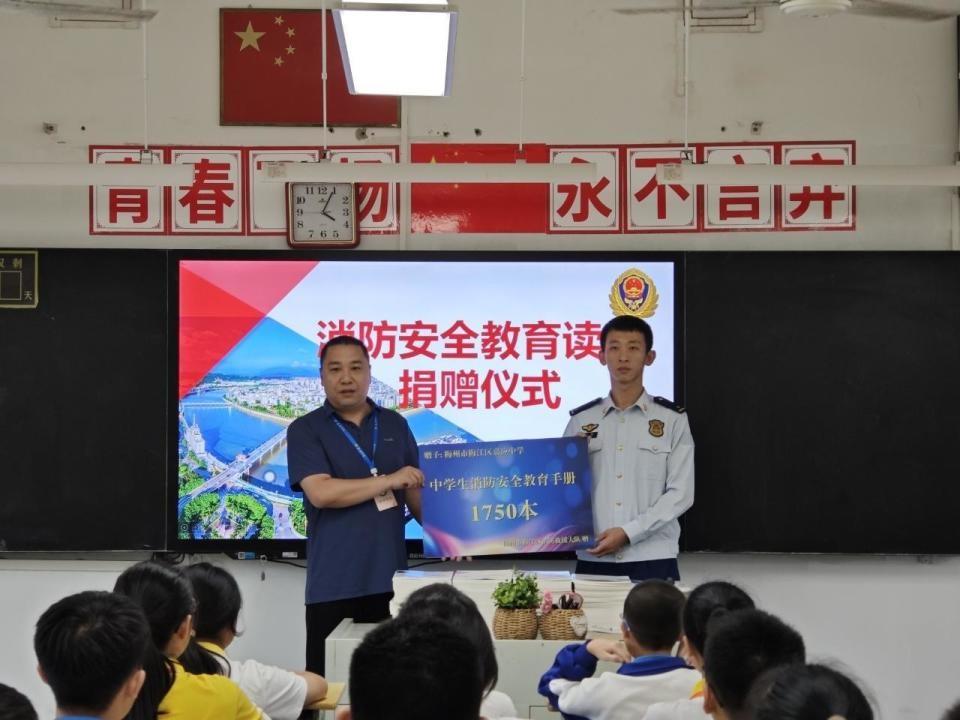 11 月以来，梅江区消防救援大队多元化开展消防宣传月系列活动，营造浓厚宣传氛围  第3张