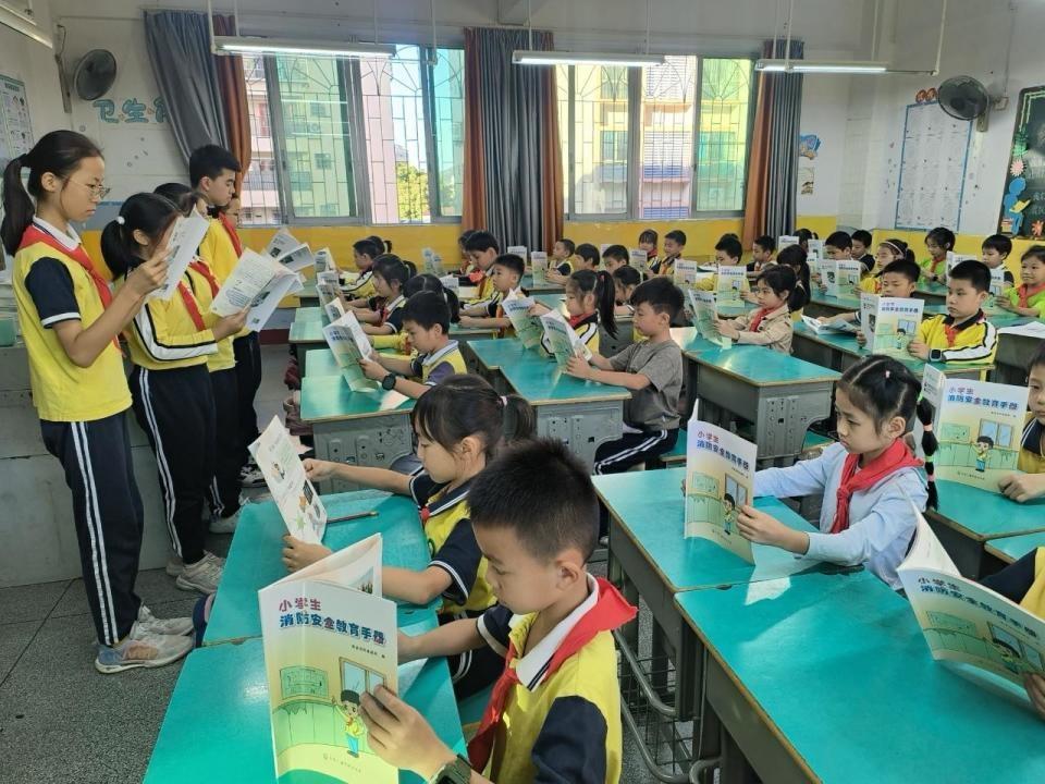 11 月以来，梅江区消防救援大队多元化开展消防宣传月系列活动，营造浓厚宣传氛围  第4张
