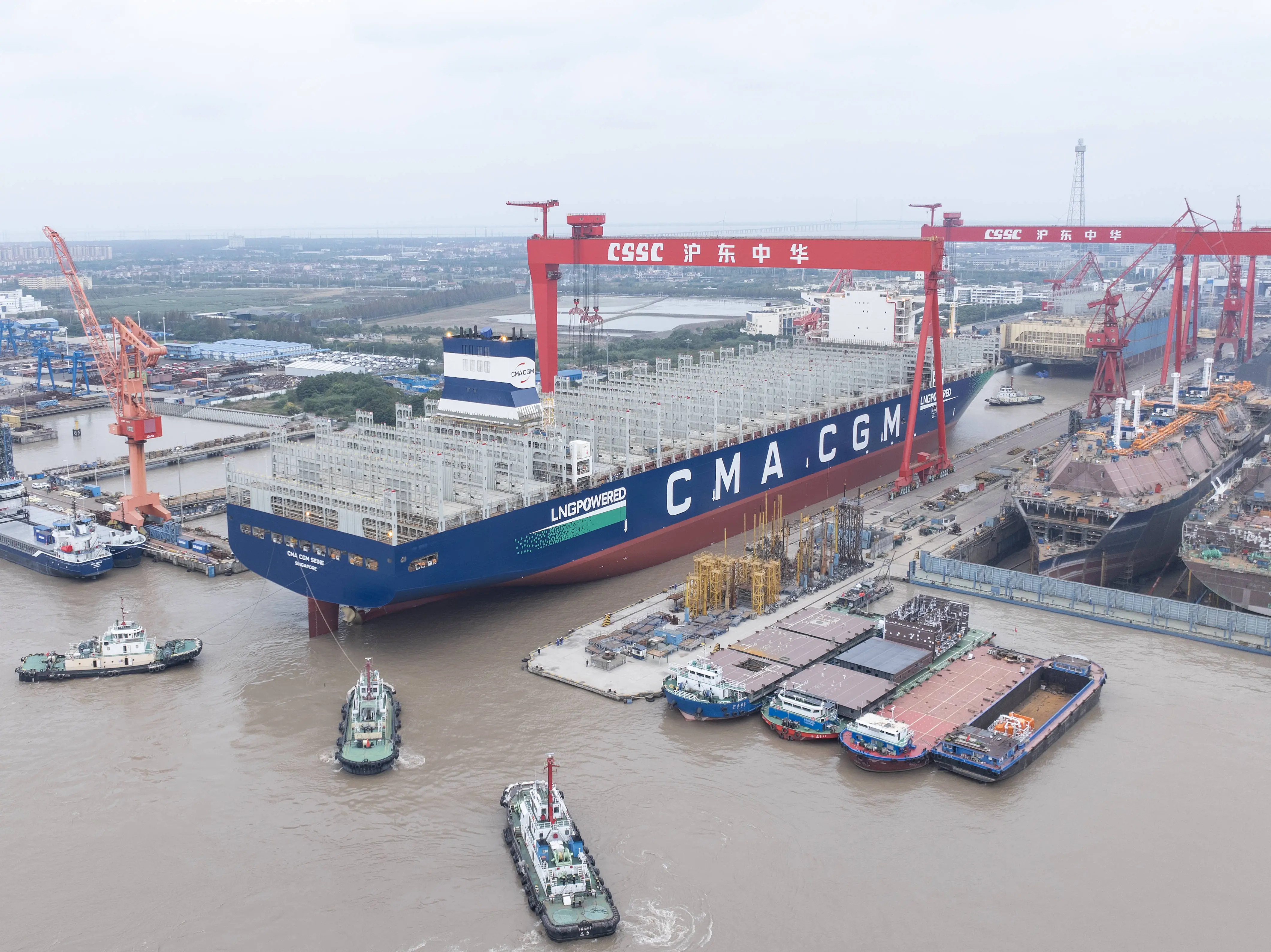 全球最大 24000TEU 级双燃料集装箱船提前出坞，你知道它有多厉害吗？  第1张