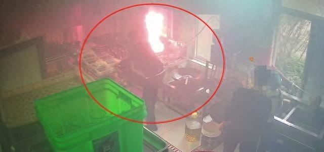 民警赵嘉臻饭店就餐，秒变消防员扑灭大火，获赠锦旗