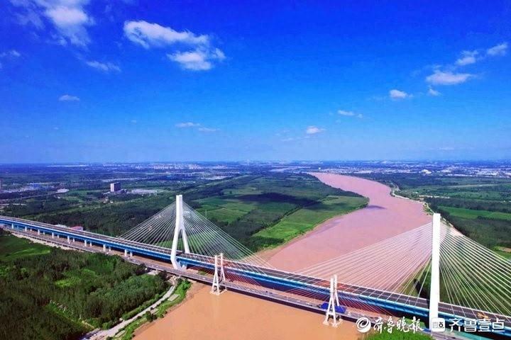 历时近 3 年建设，全国首座五位一体多功能超级交通综合体工程竣工