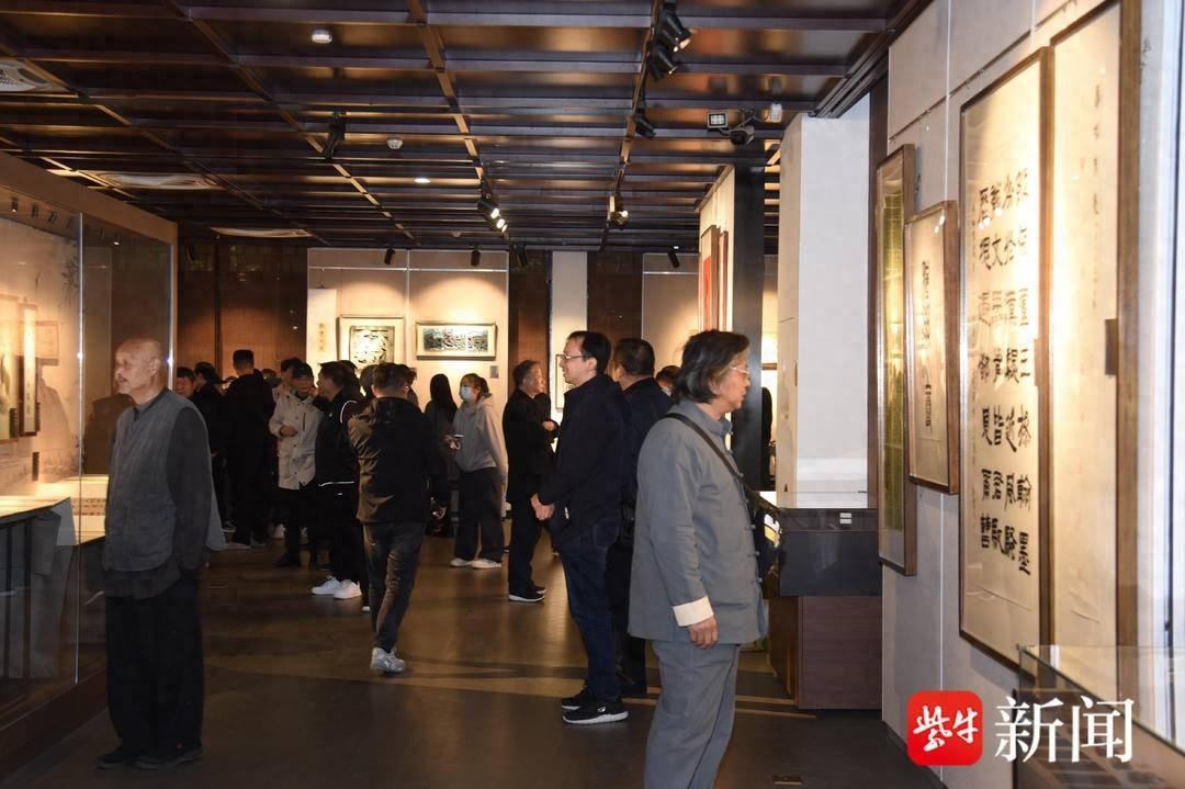 南京莫愁湖公园深秋如画，王从利师生展惊艳亮相  第1张