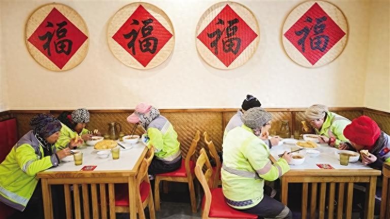10位环卫工人的暖心午餐：新开湘菜馆的3个月爱心行动