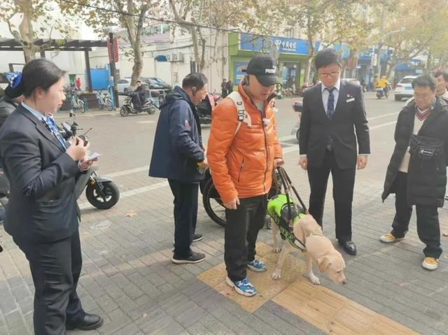 2024年建行上海崇明支行：绿色与无障碍的双重革命，引领银行新风向  第4张