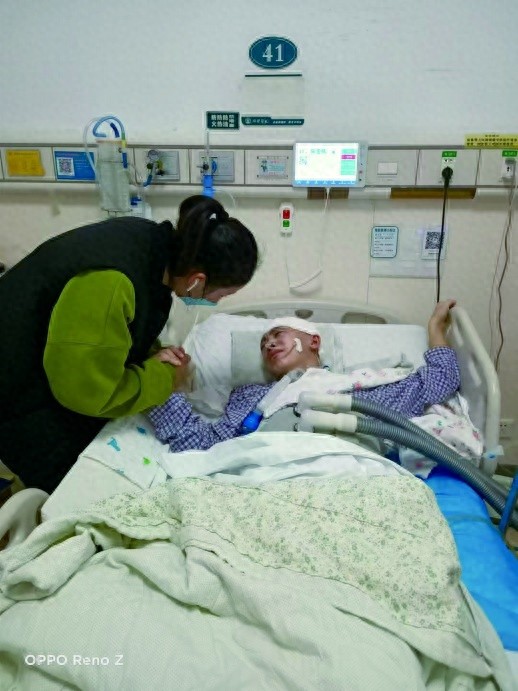 700天生死挣扎，22岁脑出血男孩如何奇迹重返校园？