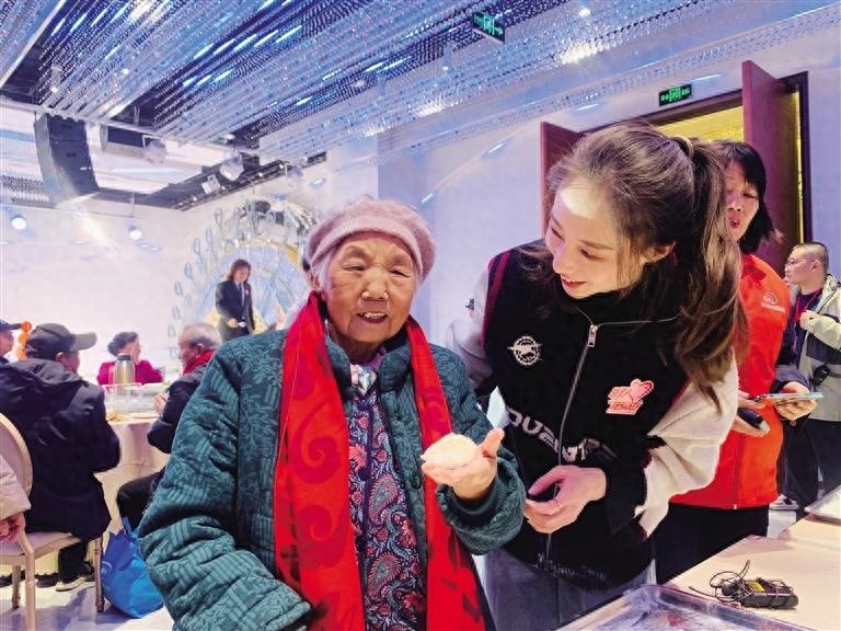 12月19日，200多位老人与志愿者共度冬至，暖心饺子传递浓浓关爱  第1张