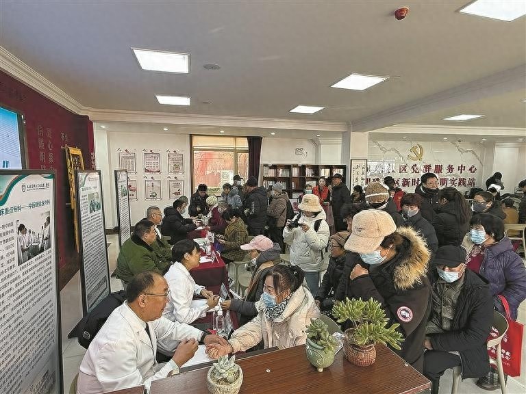 大医社区行：30位专家义诊，10个社区300余居民受益，空巢老人也享受免费健康服务  第1张