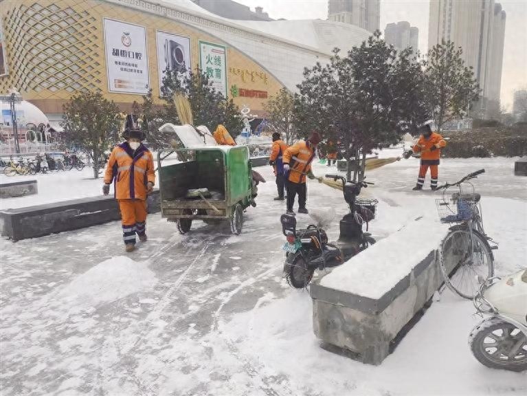 呼和浩特大雪来袭，环卫部门24小时待命，清雪除冰保畅通