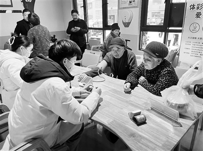 商丘体彩携手三甲医院，为300名老人送上免费义诊，温暖社区每一个角落