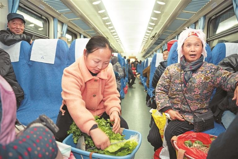 16年挑菜路，她如何在5639次列车上编织生活与希望？  第3张