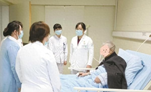 冬季老年人防跌倒指南：赵敏护士长揭秘如何避免人生最后一次跌倒