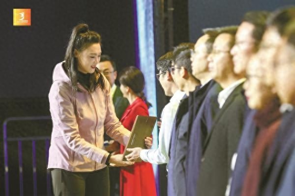 惠若琪现身北仑全民运动会颁奖，揭秘30位体育新星的崛起之路  第1张