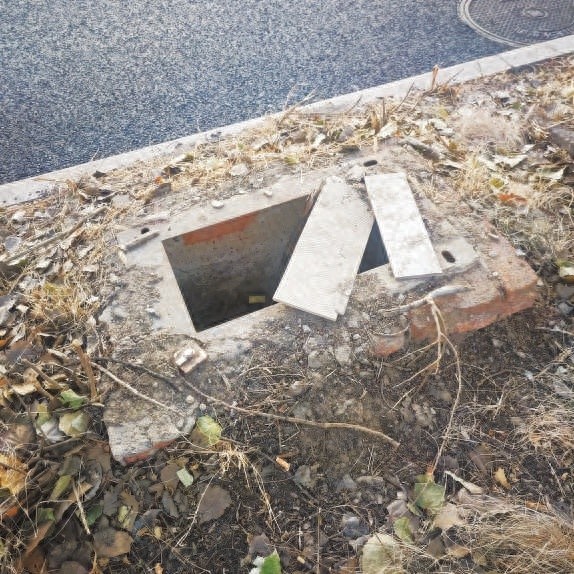惊！废弃管井缺失盖板，指示牌倾倒，户外活动线路安全隐患大揭秘  第1张
