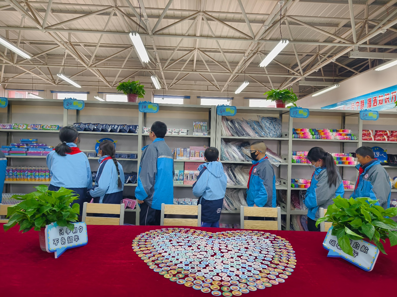 1000余件学习文具和体育器材捐赠！宝石花爱心助学站揭牌，激励学生全面发展  第3张