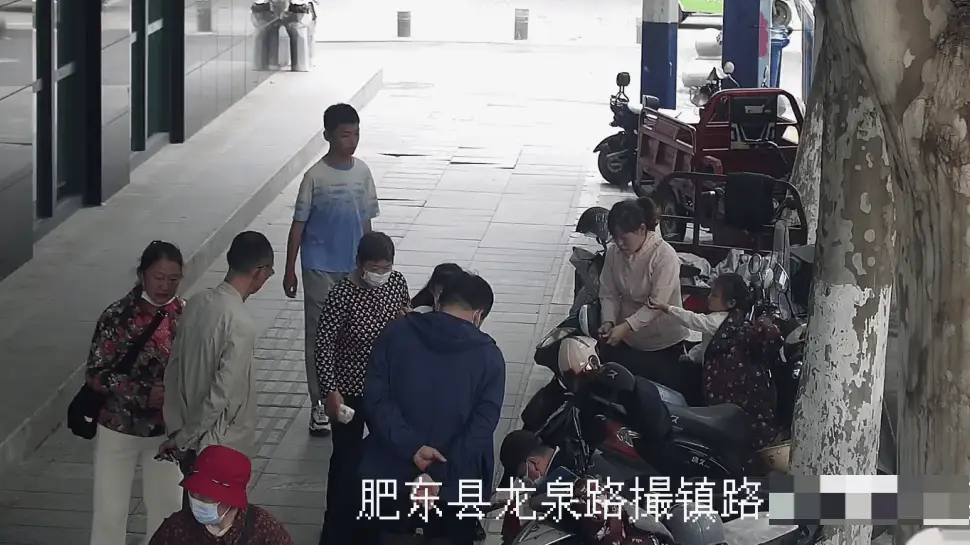 揭秘菜市场清晨的骗局：半仙与托儿如何联手骗取老人钱财？  第1张