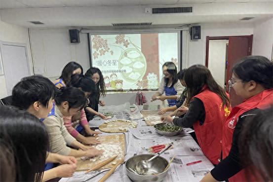 冬至暖心活动：郑州市生态环境局职工齐聚包饺子，共度温馨团圆时光  第1张