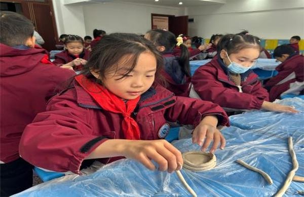 2024年陶艺探索之旅：师生亲手触摸非遗，感受千年文化的温度  第5张