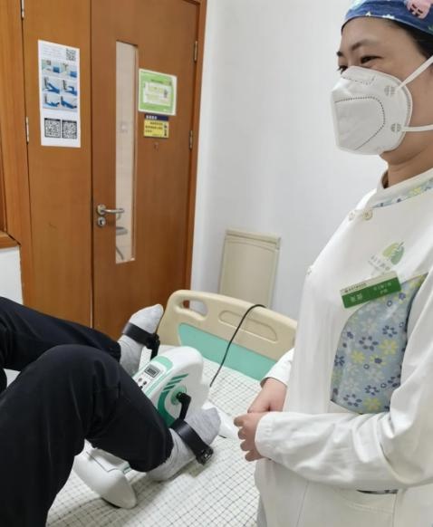 从绝望到希望：鲁医生高铁站暖心迎接特殊患者，重燃治疗信心  第2张