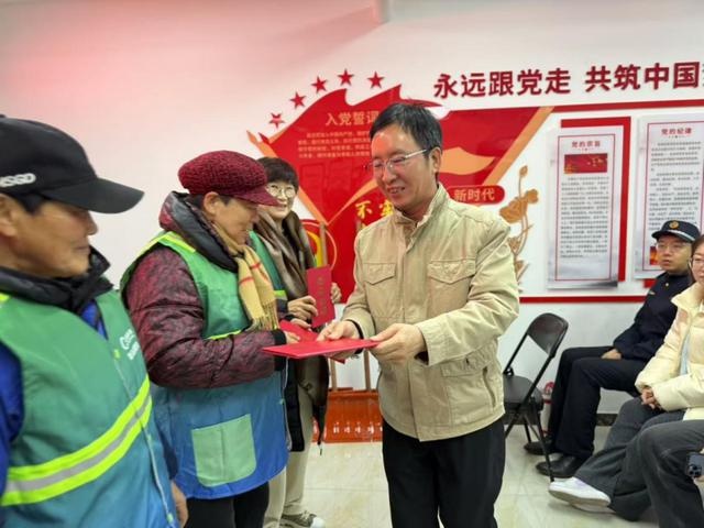 社区一小步，文明一大步：西罗园街道垃圾分类宣传会掀起环保热潮  第2张
