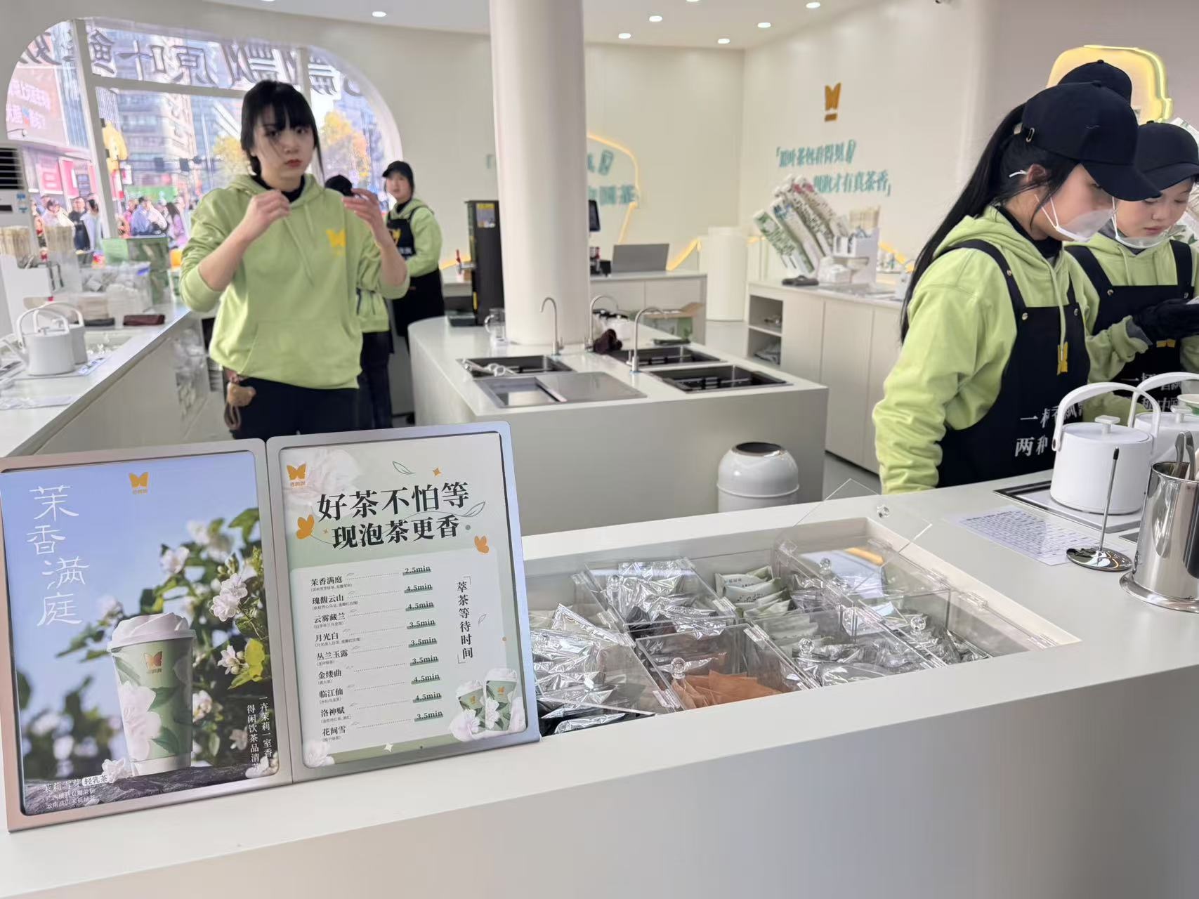 香飘飘奶茶店开业，9款新品现泡现喝，能否在激烈竞争中脱颖而出？  第2张