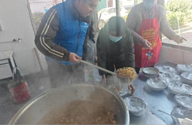 寒冬里的温暖：济宁韭菜姜村网格员用饺子传递浓浓关怀  第1张