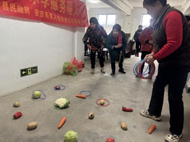 冬至将至，湖州老人玩转蔬菜套圈，重温儿时乐趣，笑声不断