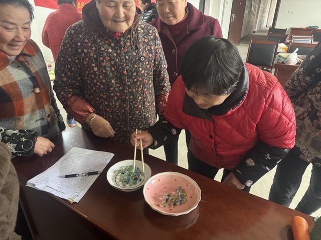 冬至将至，湖州老人玩转蔬菜套圈，重温儿时乐趣，笑声不断  第2张