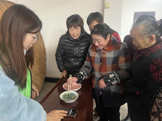 冬至将至，湖州老人玩转蔬菜套圈，重温儿时乐趣，笑声不断  第3张