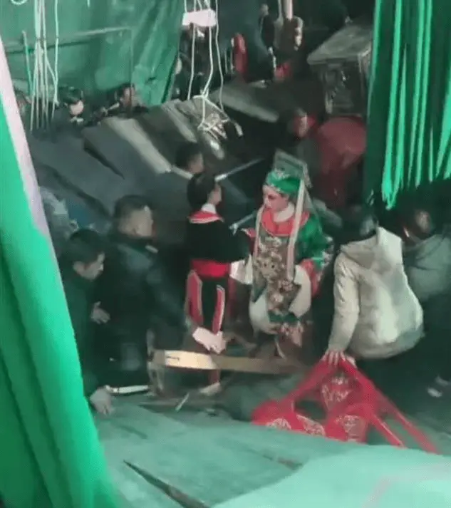 惊险瞬间！浙江丽水戏台垮塌，300人现场目击，安全警示不容忽视  第1张